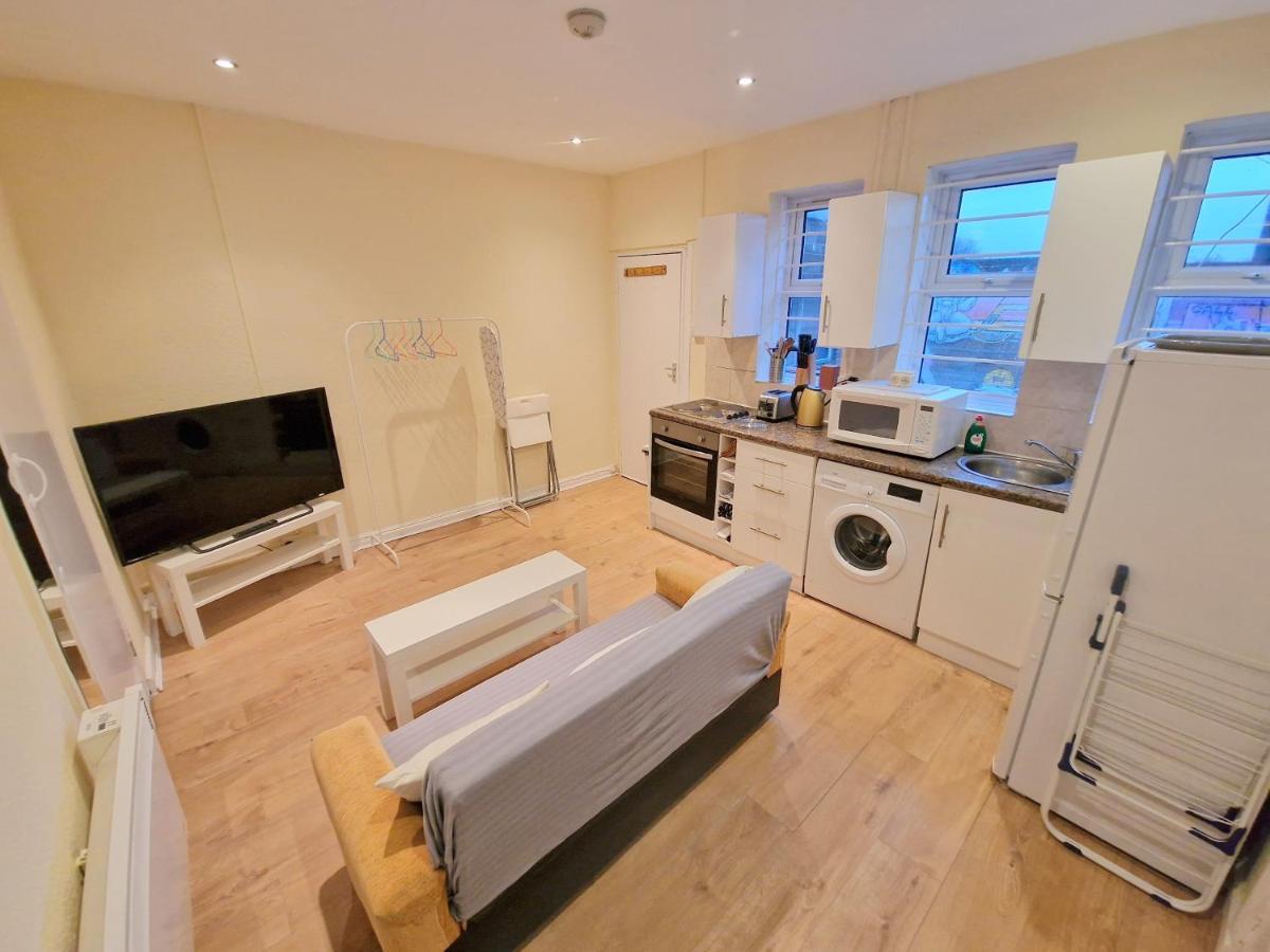 Super Studio With Two Bedrooms - Five Minutes From The Station! Londres Exterior foto