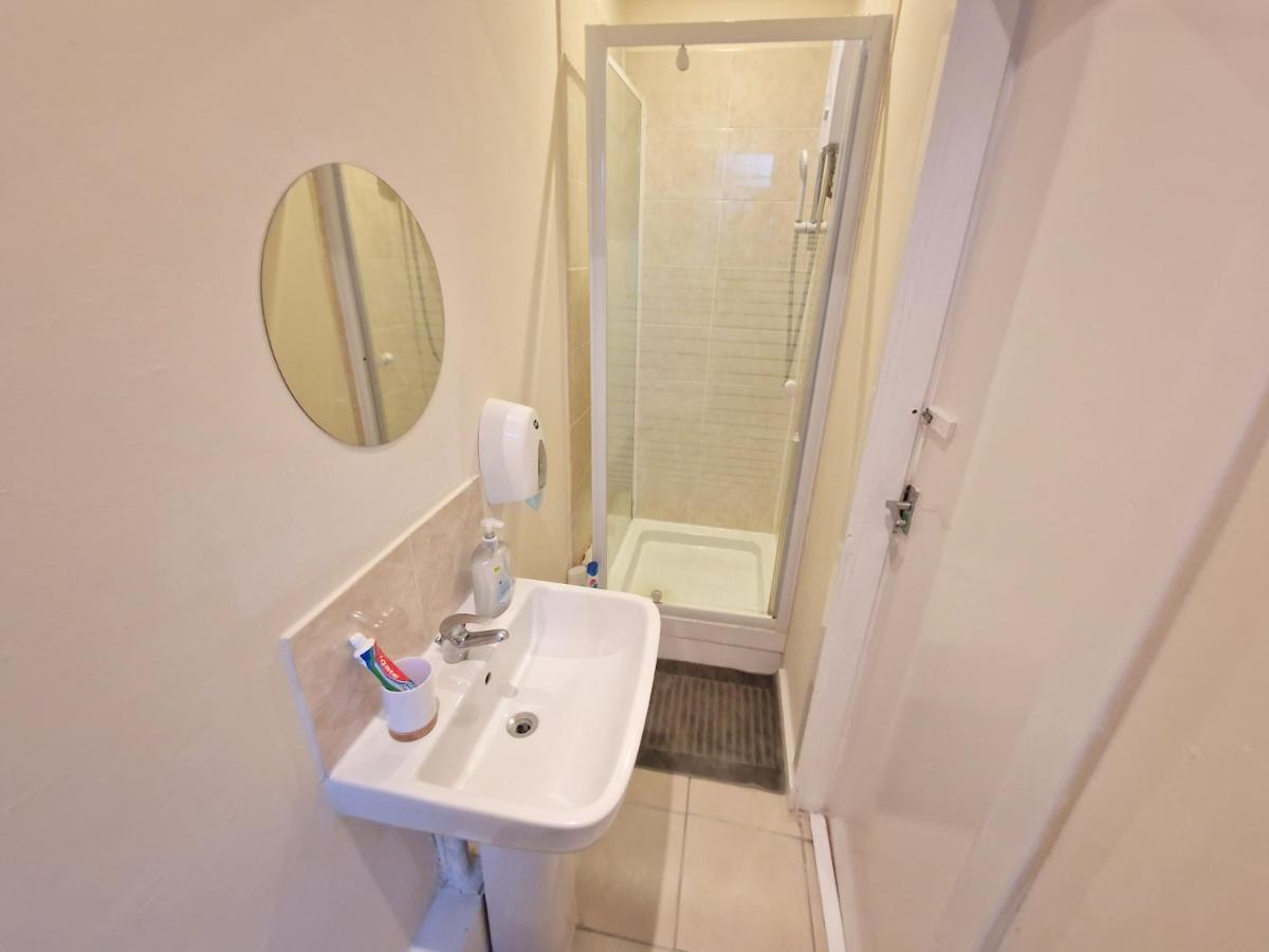 Super Studio With Two Bedrooms - Five Minutes From The Station! Londres Exterior foto